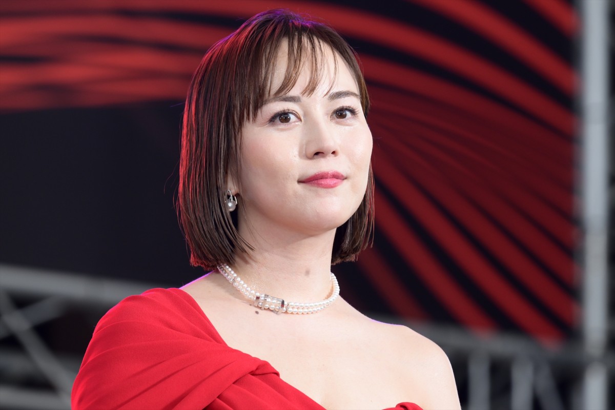松下奈緒、木村文乃ら『スカイキャッスル』セレブ妻キャストが深紅のドレスで集結