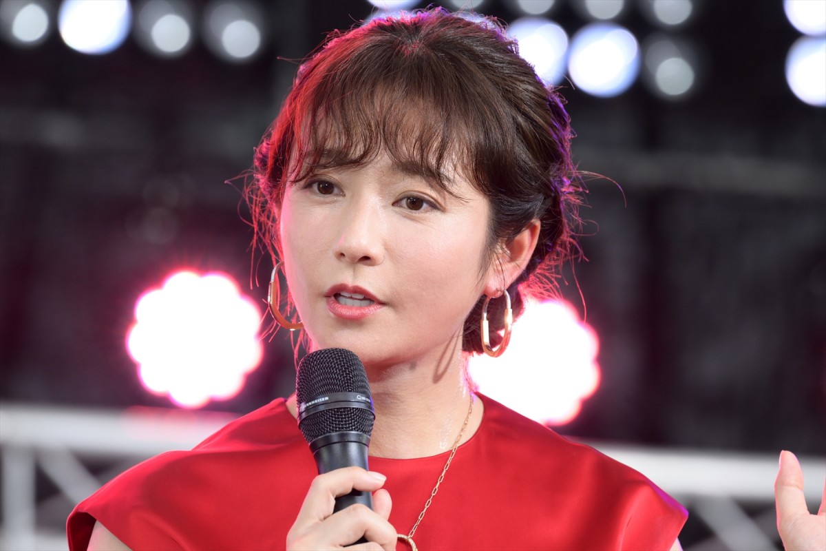 松下奈緒、木村文乃ら『スカイキャッスル』セレブ妻キャストが深紅のドレスで集結