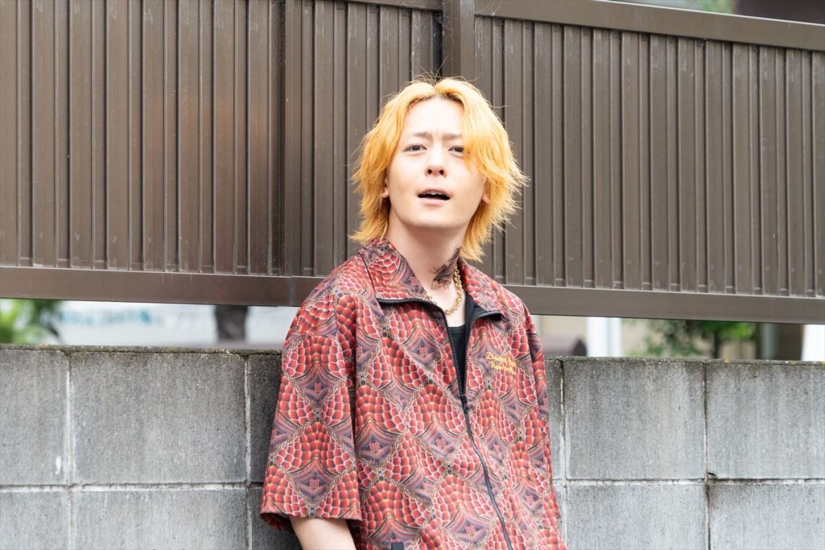 今夜スタート『伝説の頭 翔』、高橋文哉のハイカロリーな初一人二役がお目見え！　第1話ゲストで犬飼貴丈登場、原作者もカメオ出演