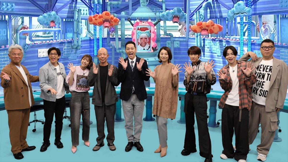 8月31日放送の『芸能人が本気で考えた!ドッキリGP ドッキリは地球を救うのか? 4時間テレビ』より(左から)恵俊彰、柴田英嗣(アンタッチャブル)、若槻千夏、小峠英二、東野幸治、小池栄子、向井康二(Snow Man)、菊池風磨(timelesz)、長谷川忍(シソンヌ)