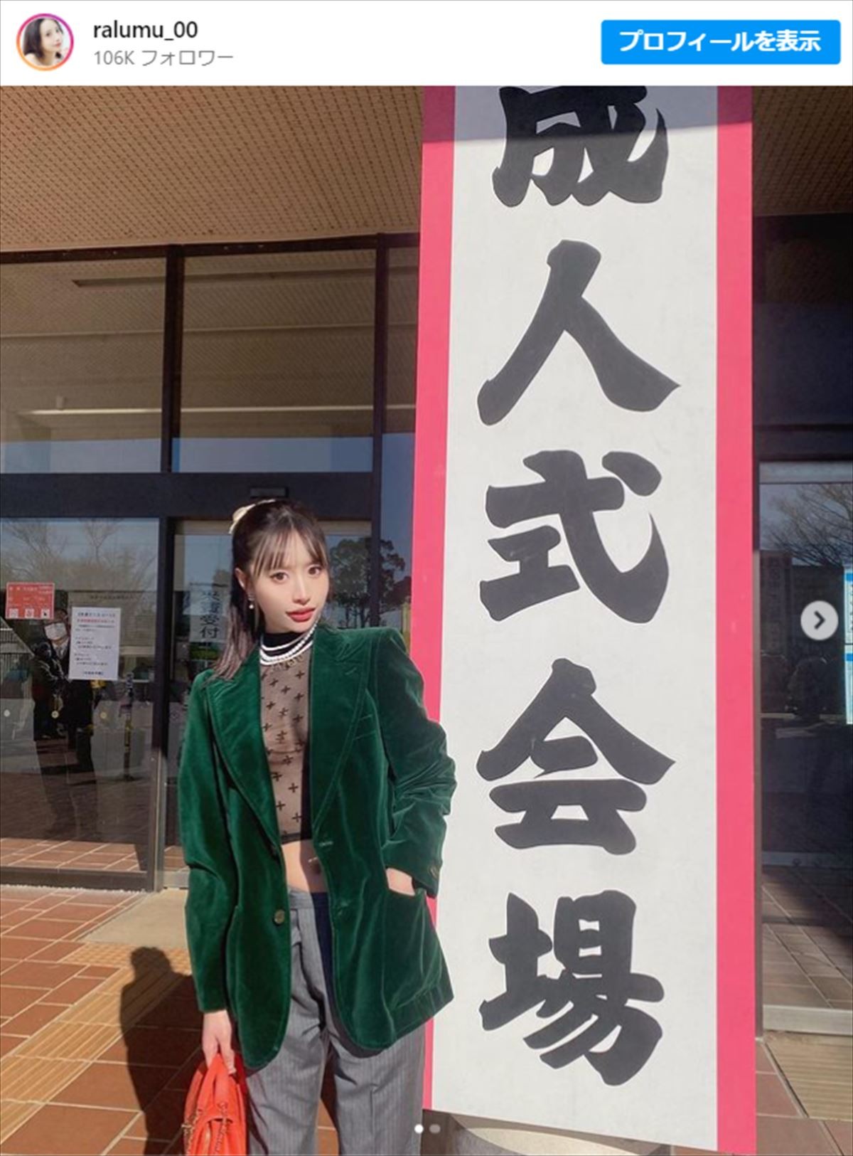 “露出コーデ”が賛否を呼んだ美女モデル21歳、「くびれ際立つ」大胆コーデに騒然「街で見たら気絶する」