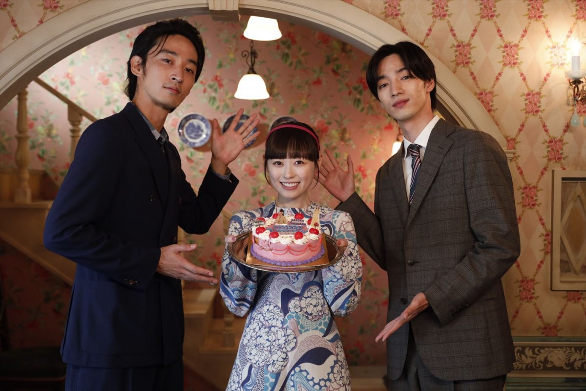 福原遥が26歳に！　『マル秘の密子さん』撮影現場で上杉柊平と清水尋也がサプライズでお祝い