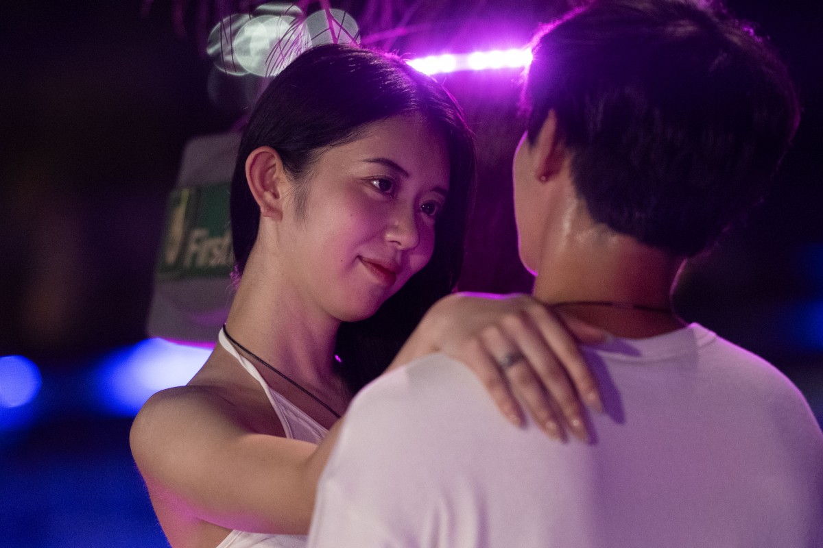 久々の再会で“止まらないキス”　女子大生と年上経営者の密会に視聴者も興奮「見ていいの？」