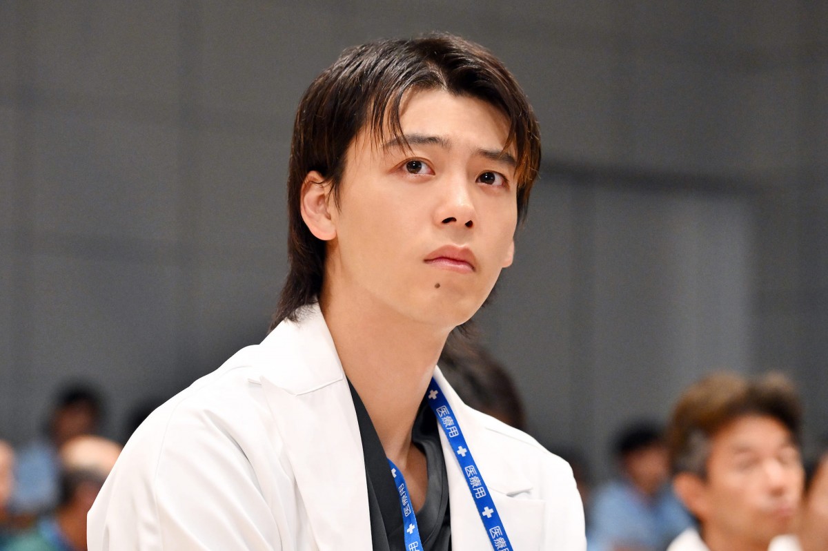 『ブラックペアン シーズン2』第8話　“天城”二宮和也、渡海の仮眠室で1枚の写真を発見