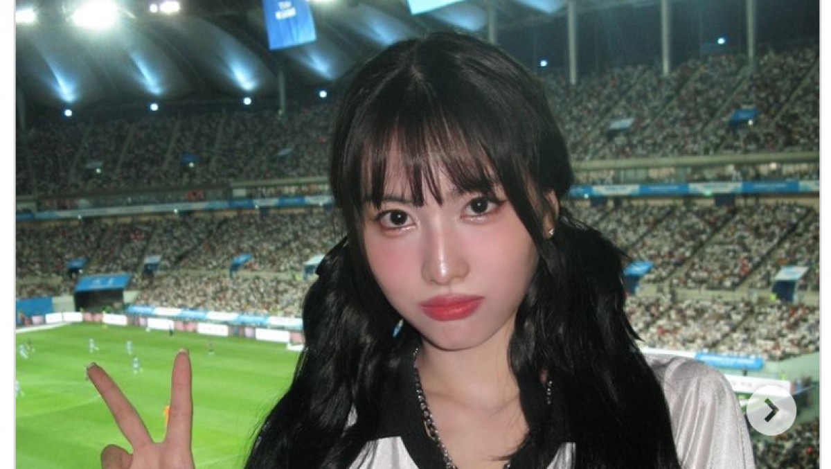 TWICE・MOMO、ヘソ出し＆黒髪ツインテールでサッカー観戦「あぁ