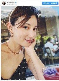 黒いワンピースがかわいらしい加藤あい　※「加藤あい」インスタグラム