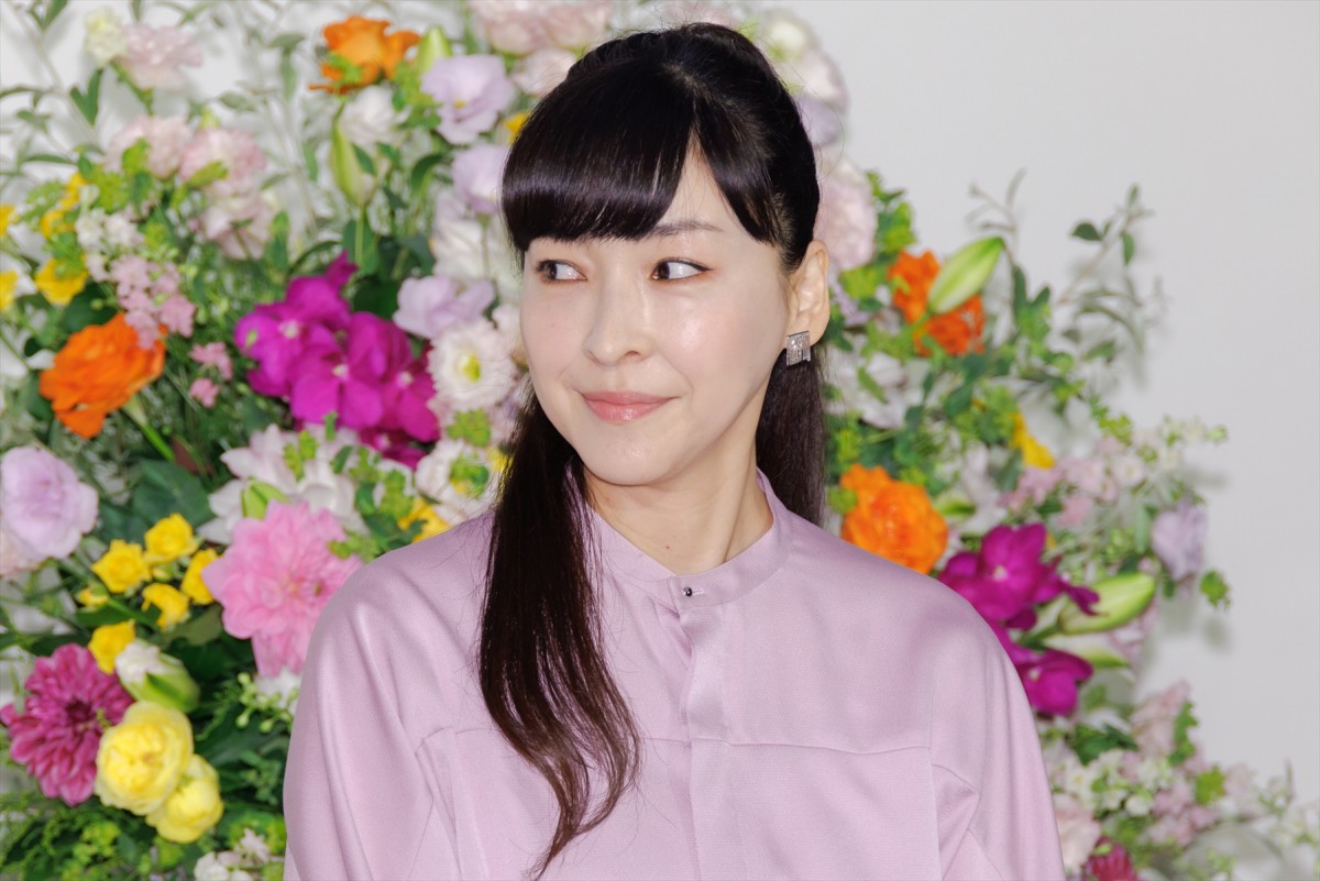 橋本環奈、“ギャル”ビジュアルに仲里依紗が感激「キングオブギャル！」