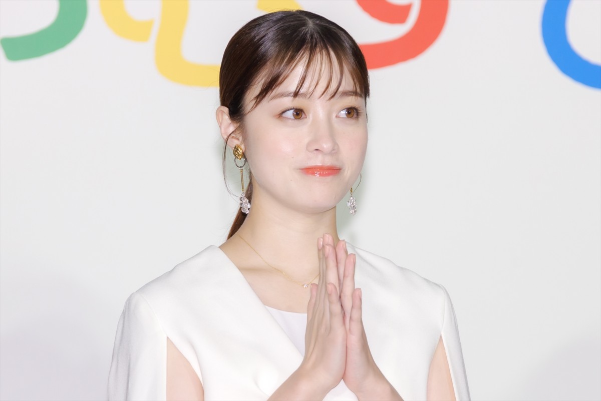 橋本環奈、“ギャル”ビジュアルに仲里依紗が感激「キングオブギャル！」