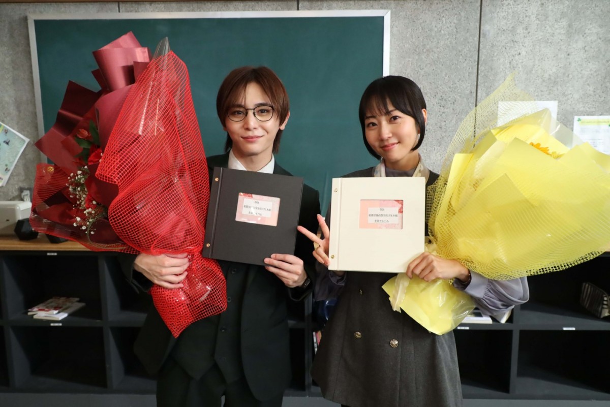 ドラマ『ビリオン×スクール』クランクアップを迎えた(左から)山田涼介、木南晴夏
