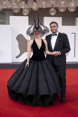 レディー・ガガ、立体ヘッドピースとドラマティックなドレスでベネチアを魅了