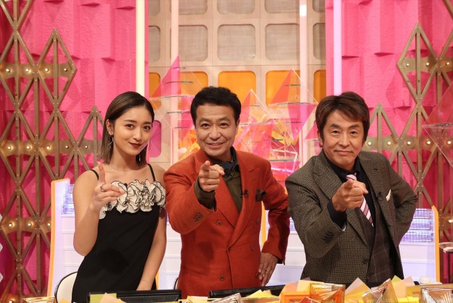 『新ドラマ人気番組対抗 クイズ!ドレミファドン秋の祭典SP』MC(左から) 池田美優、中山秀征、堀内健(ネプチューン)