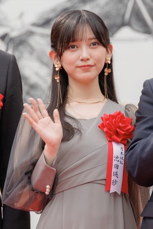 乃木坂46・池田瑛紗、JRA70周年特別展示「世界一までの蹄跡」テープカットセレモニーに登場
