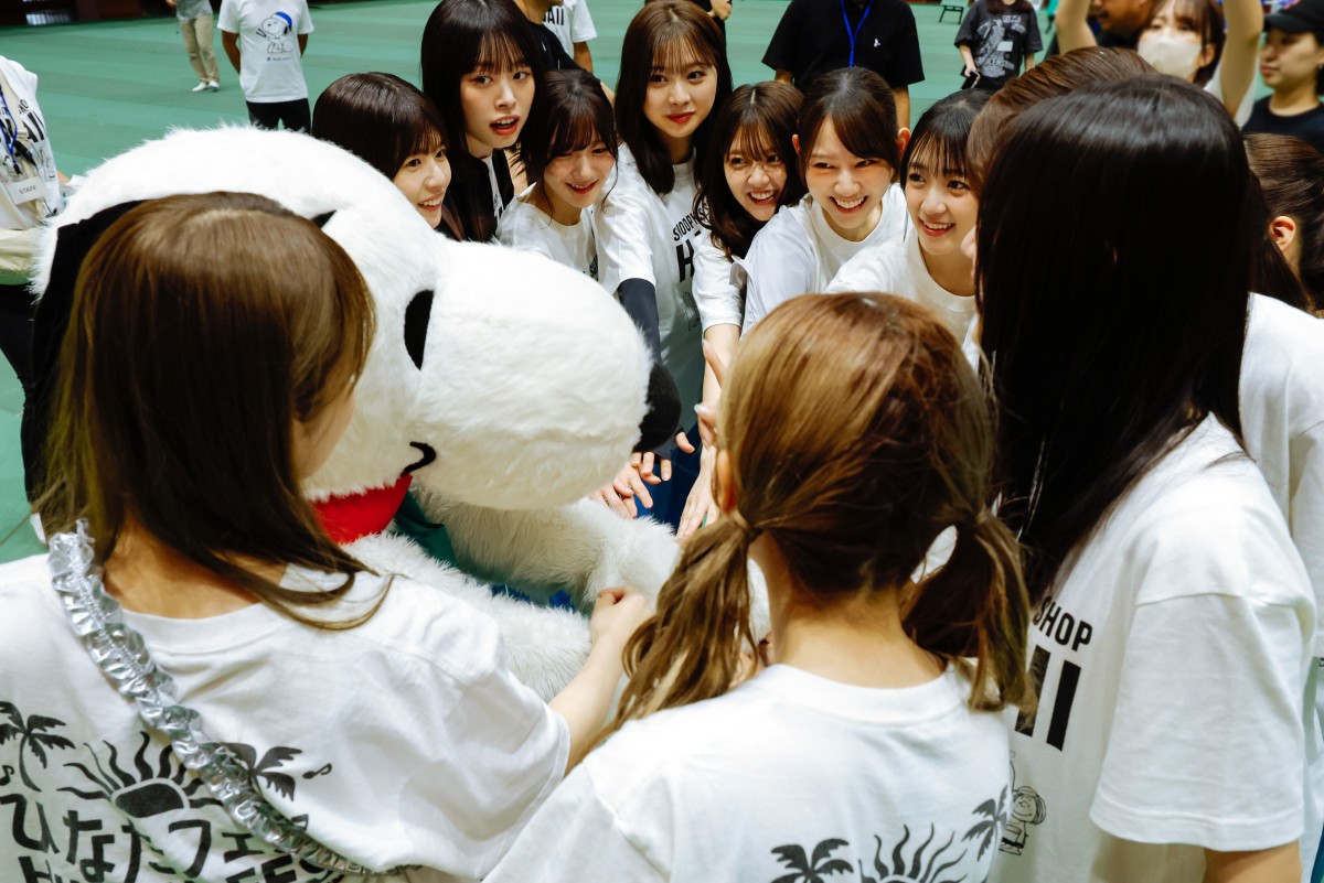 日向坂46、「ひなたフェス」翌日に300人とゴミ拾い　サプライズでメンバー14人が参加
