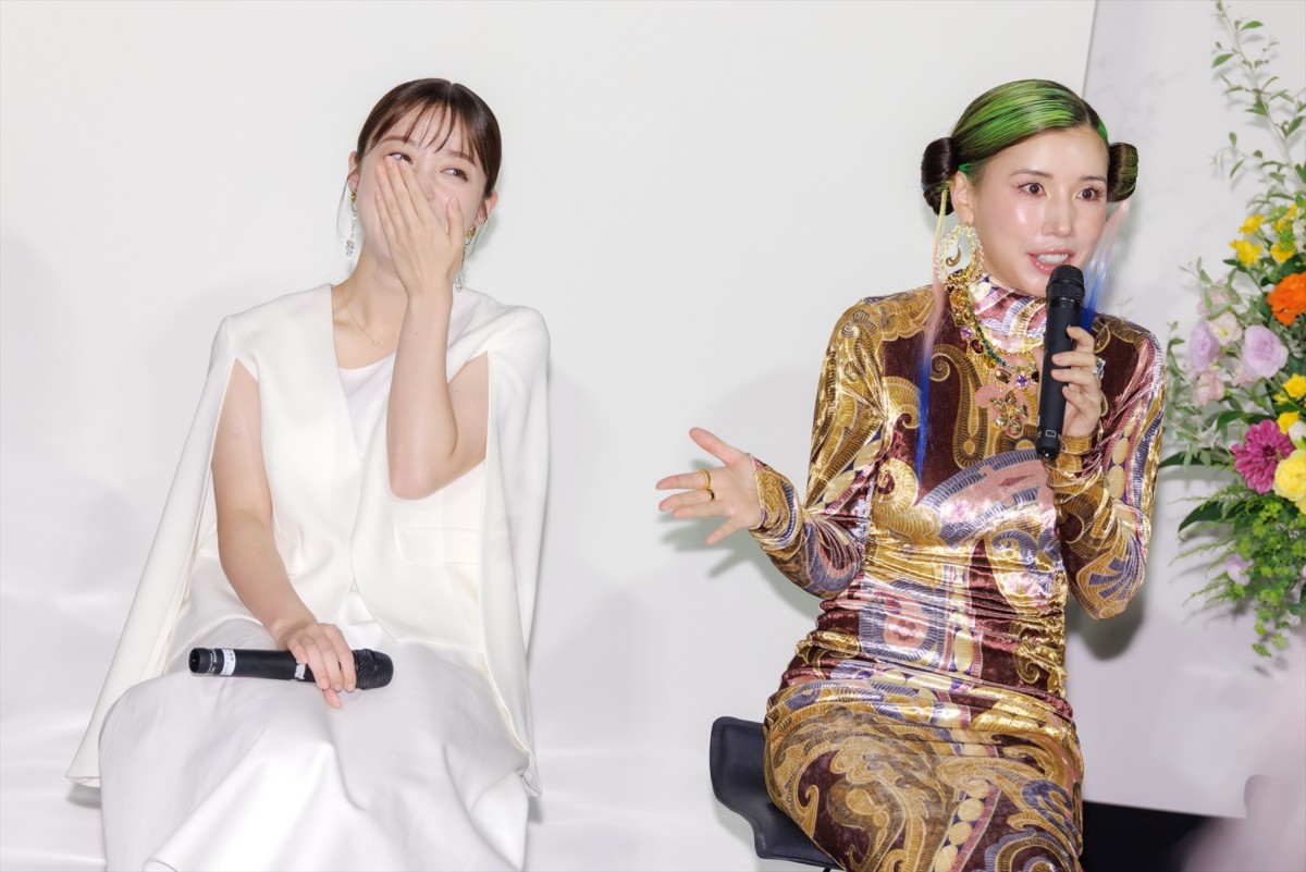 橋本環奈、“ギャル”ビジュアルに仲里依紗が感激「キングオブギャル！」