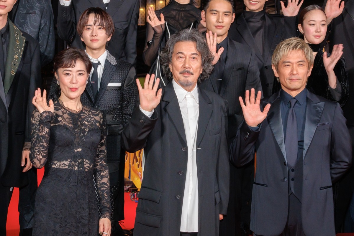 土屋太鳳、オフショルダードレスで登場　出演作公開に「胸がいっぱい」
