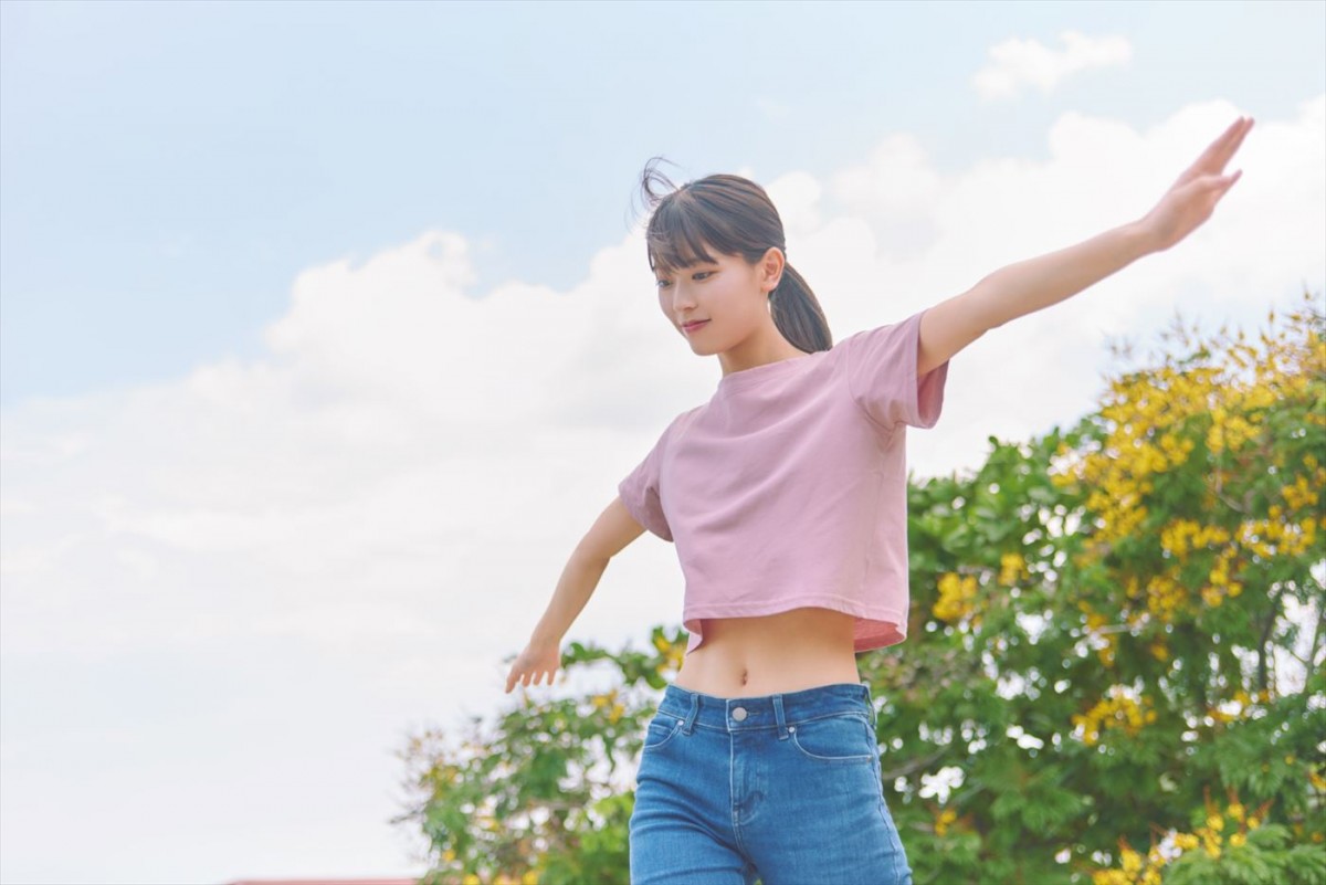 乃木坂46・岩本蓮加1st写真集『いたずらな風』裏表紙4種解禁　秋元康の帯コメントも到着
