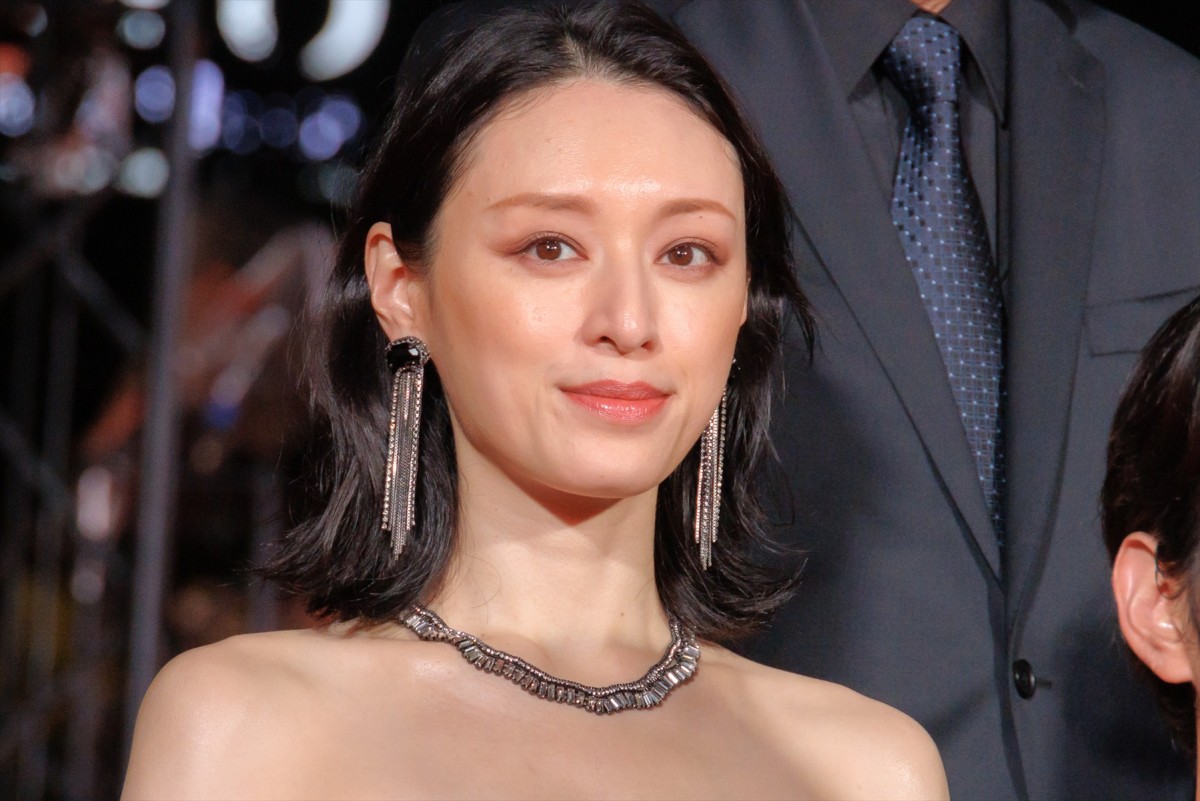 土屋太鳳、オフショルダードレスで登場　出演作公開に「胸がいっぱい」