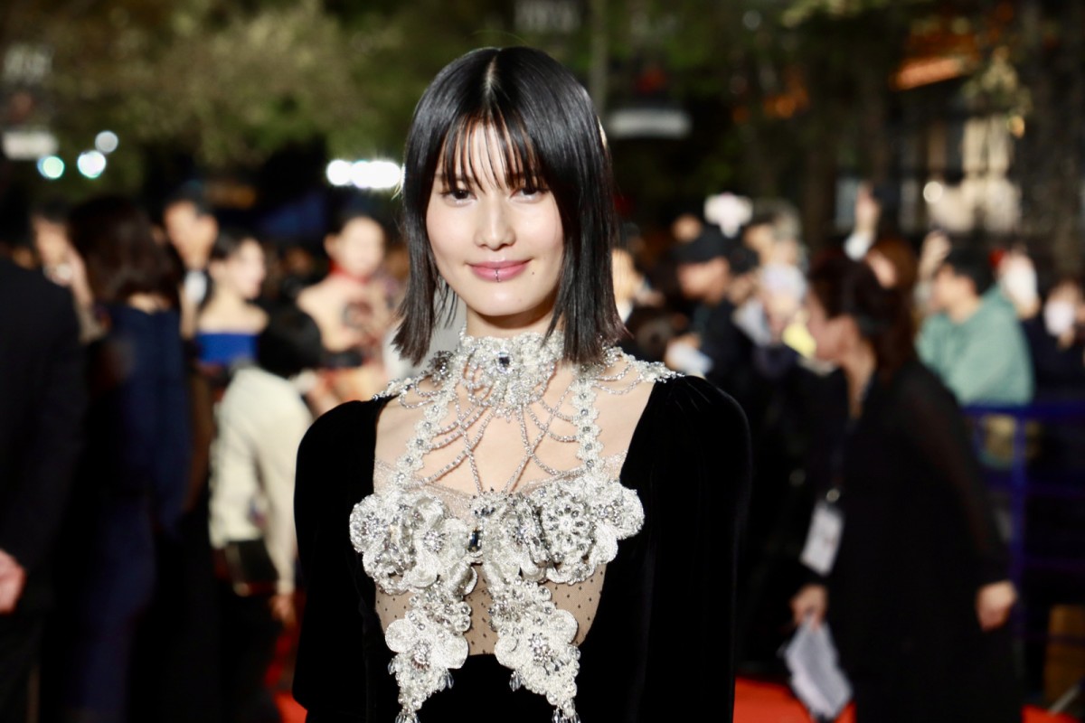 橋本愛、首元美しいゴージャスなドレスで登場！　ドレスに負けぬ“輝く笑顔”見せる＜第37回東京国際映画祭＞