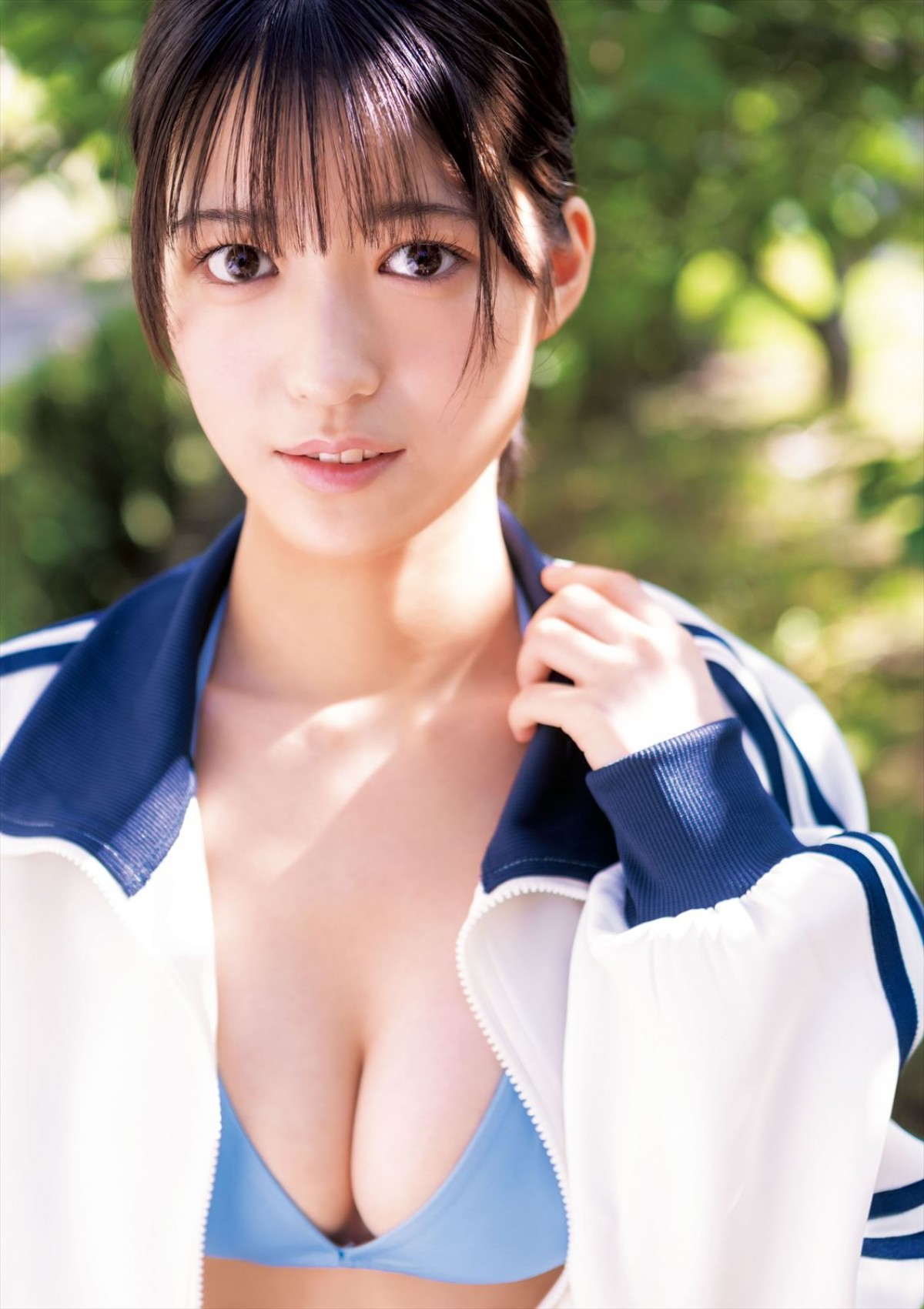 指原莉乃、大人の魅力を見せつけるグラビアを披露