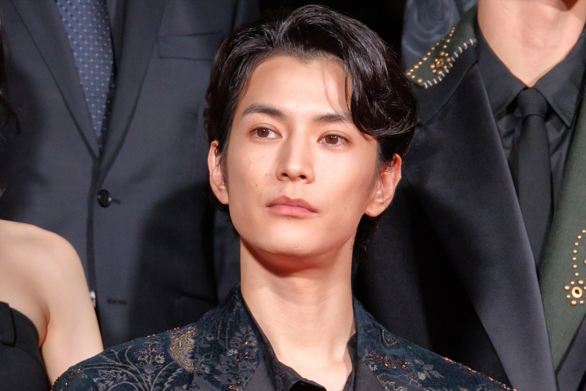 土屋太鳳、オフショルダードレスで登場　出演作公開に「胸がいっぱい」