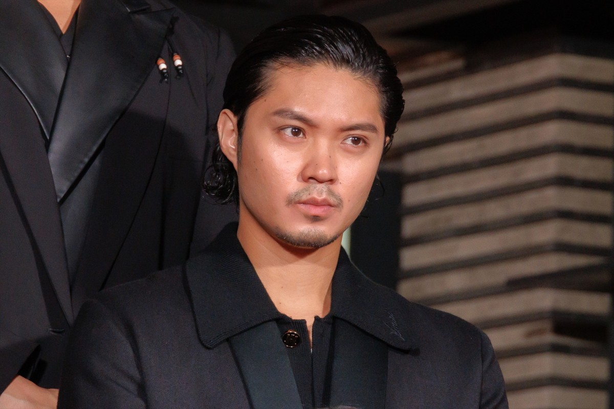 土屋太鳳、オフショルダードレスで登場　出演作公開に「胸がいっぱい」
