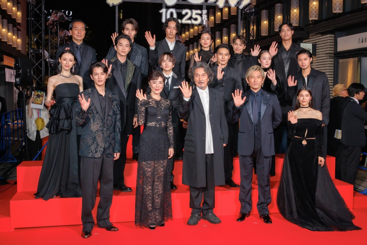 土屋太鳳、オフショルダードレスで登場　出演作公開に「胸がいっぱい」