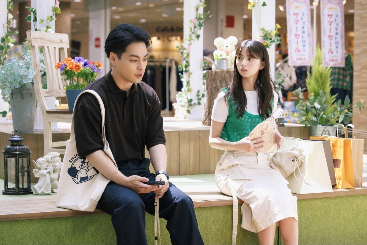 『ライオンの隠れ家』第2話　“洸人”柳楽優弥、“ライオン”佐藤大空のスマホに届いた2回目のメッセージを見る