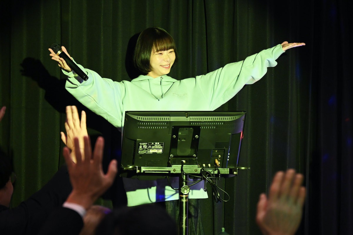 『モンスター』“亮子”趣里、カラオケ熱唱シーンに反響「上手すぎ」「さすが福来スズ子！」