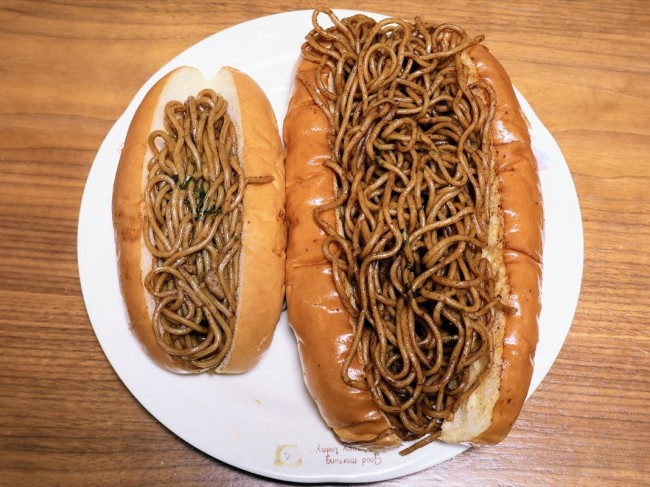 写真）ローソン、500kcal越え「メガ焼きそばパン」に驚き！ 見掛け倒し