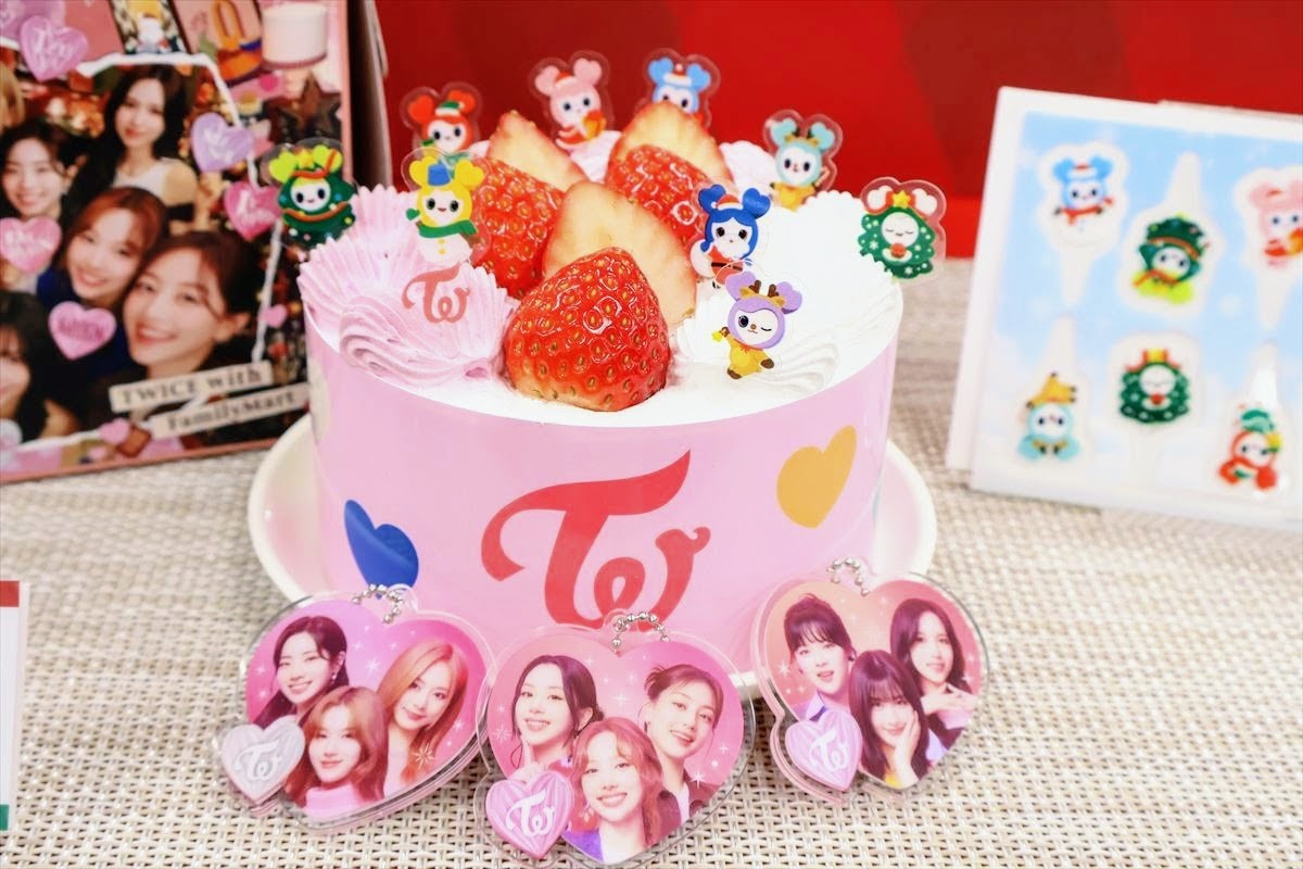 “TWICEのクリスマスケーキが超かわいい！　LOVELYのピックで好きな曲を再現できるかも!?＜取材レポ＞