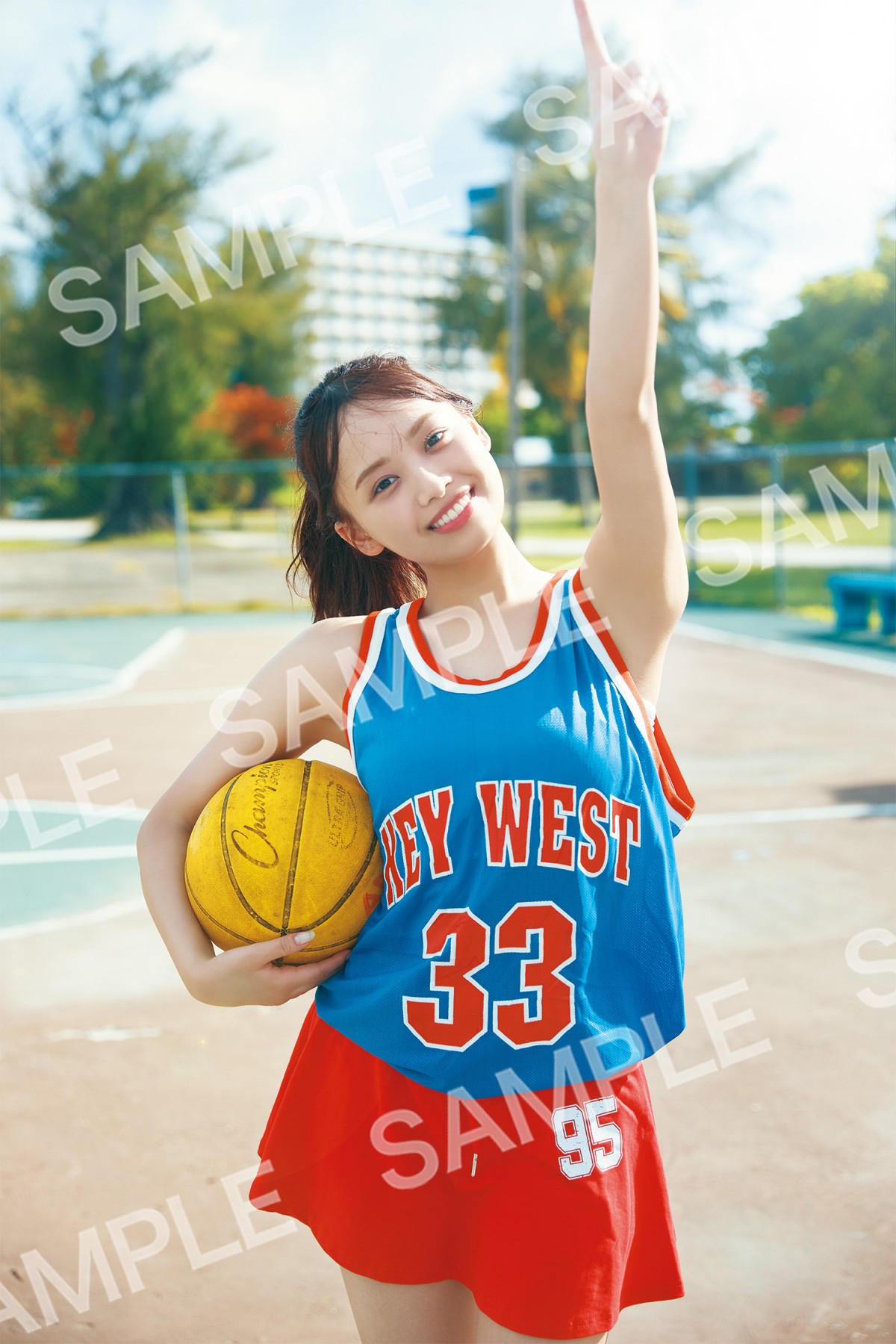 日向坂46・濱岸ひより1st写真集、封入ポストカードの絵柄公開　大人っぽい素顔も