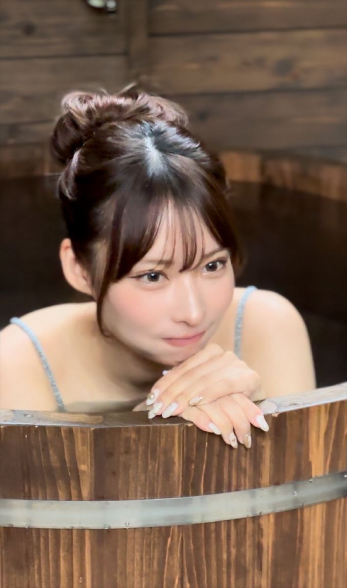フォロワー110万超の“日本一美しいドラマー”、“圧倒的彼女感”の写真集オフショット公開