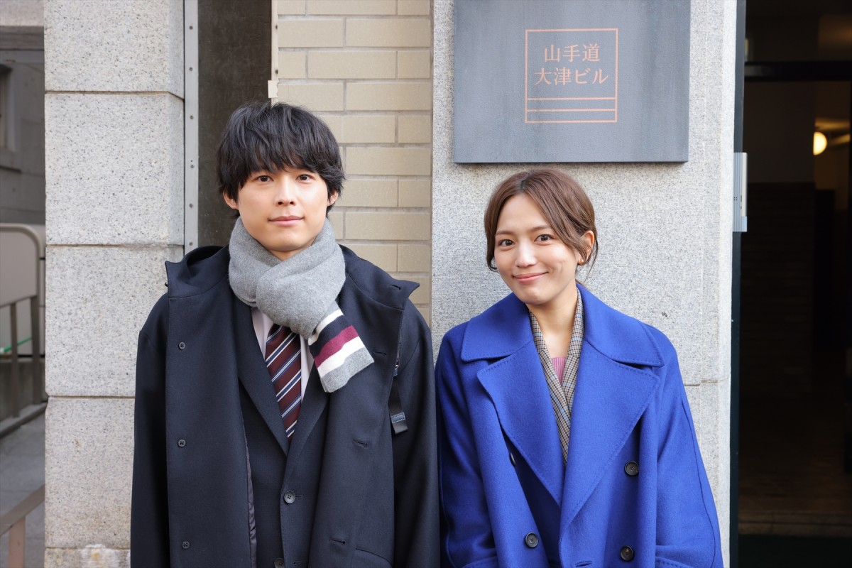 ドラマ『アンサンブル』クランクインした(左から)松村北斗、川口春奈