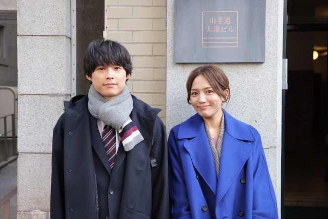 ドラマ『アンサンブル』クランクインした(左から)松村北斗、川口春奈
