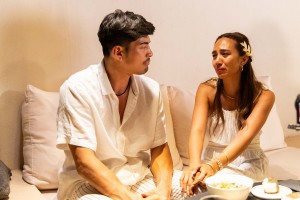 【写真】サプライズでいいムードにするはずが…。号泣してしまうモナ