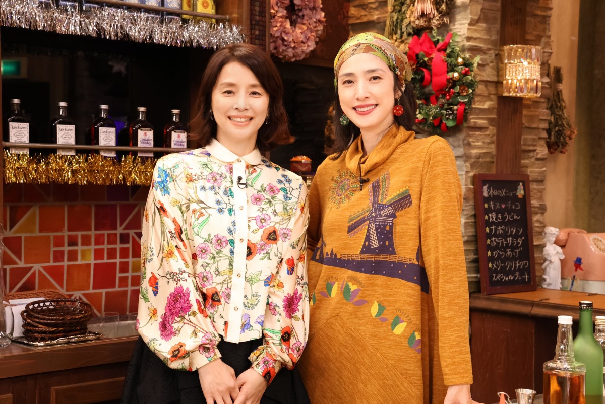 『天海祐希・石田ゆり子のスナックあけぼの橋』に出演する(左から)石田ゆり子、天海祐希