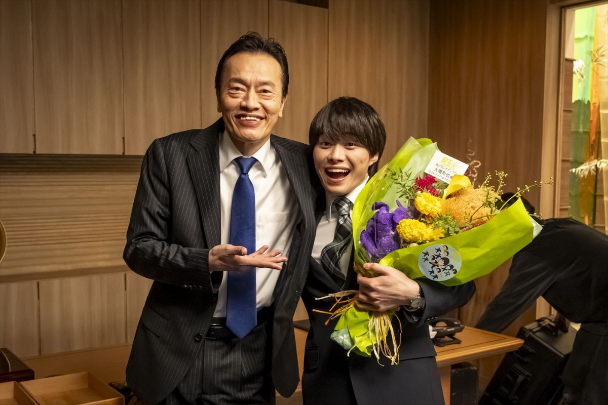 ドラマ『民王R』より(左から)クランクアップを迎えた大橋和也、遠藤憲一