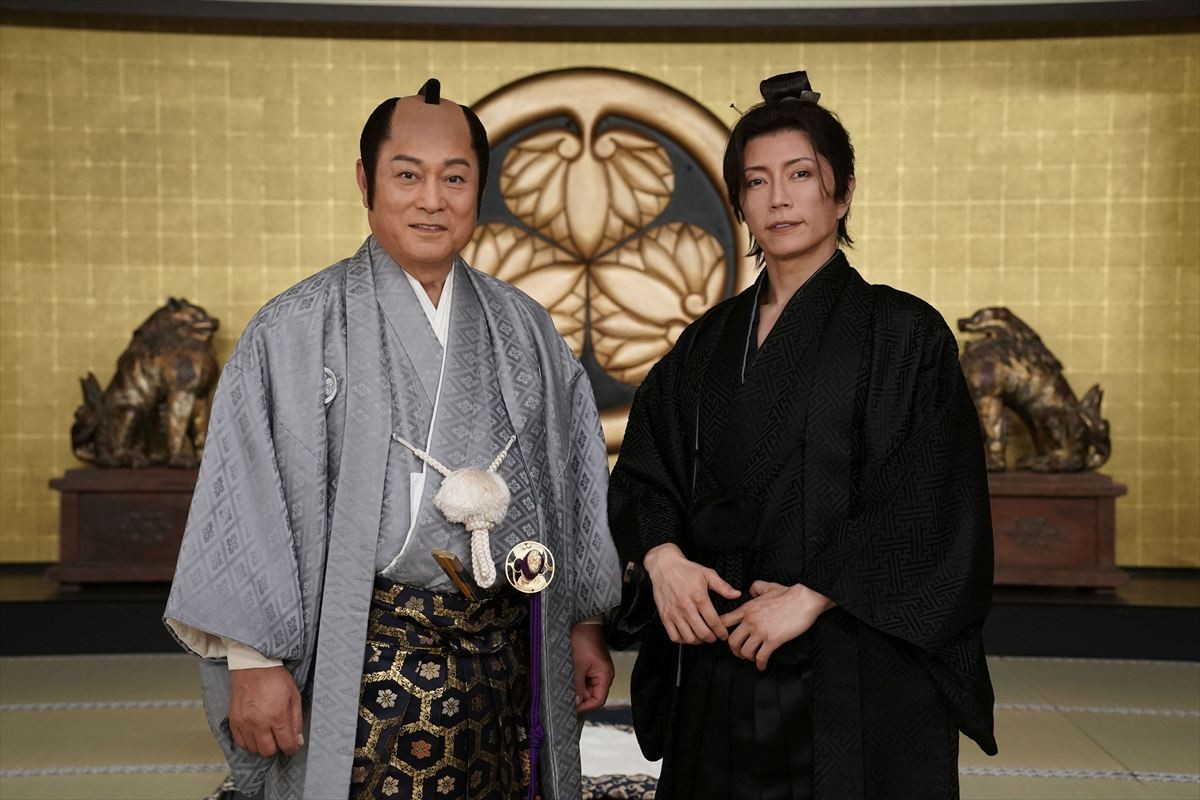 ドラマ『新・暴れん坊将軍』に出演する(左から)松平健、GACKT