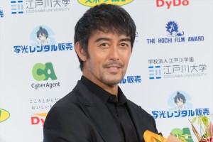 阿部寛、「第49回報知映画賞」表彰式に登場