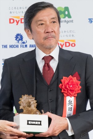 奥田瑛二、「第49回報知映画賞」表彰式に登場