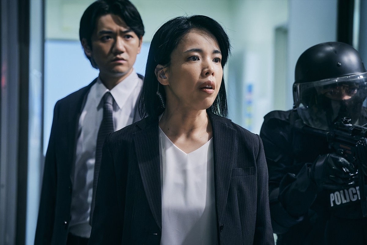 阿部寛、360度逃げ場なし！　映画『ショウタイムセブン』TVスポット解禁　生見愛瑠、井川遥の場面写真も