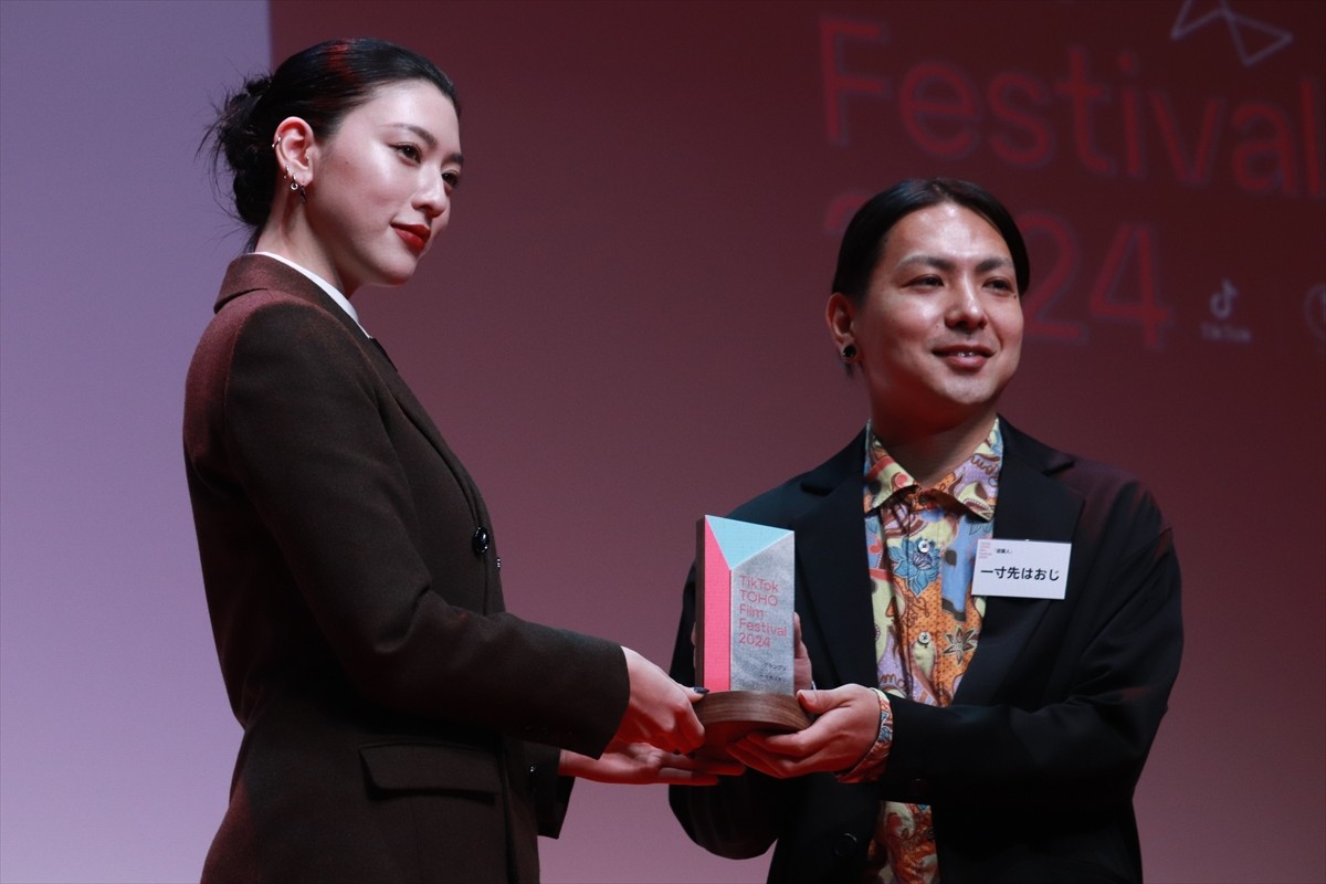 三吉彩花＆齊藤京子＆MEGUMI　華やかなルックで縦型映画祭授賞式に登場＜TikTok TOHO Film Festival＞