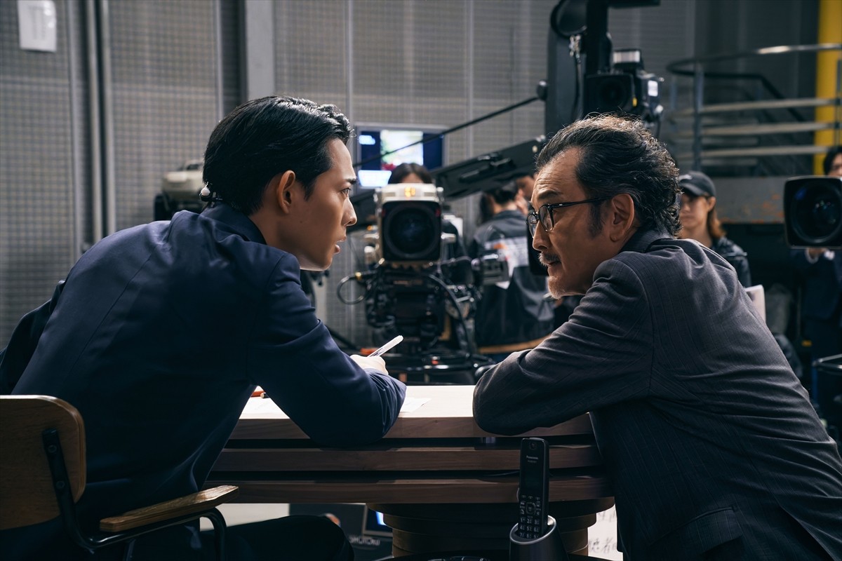 阿部寛、周囲は敵だらけ？！　犯人以外からも追い詰められる折本の運命は？　映画『ショウタイムセブン』場面写真解禁