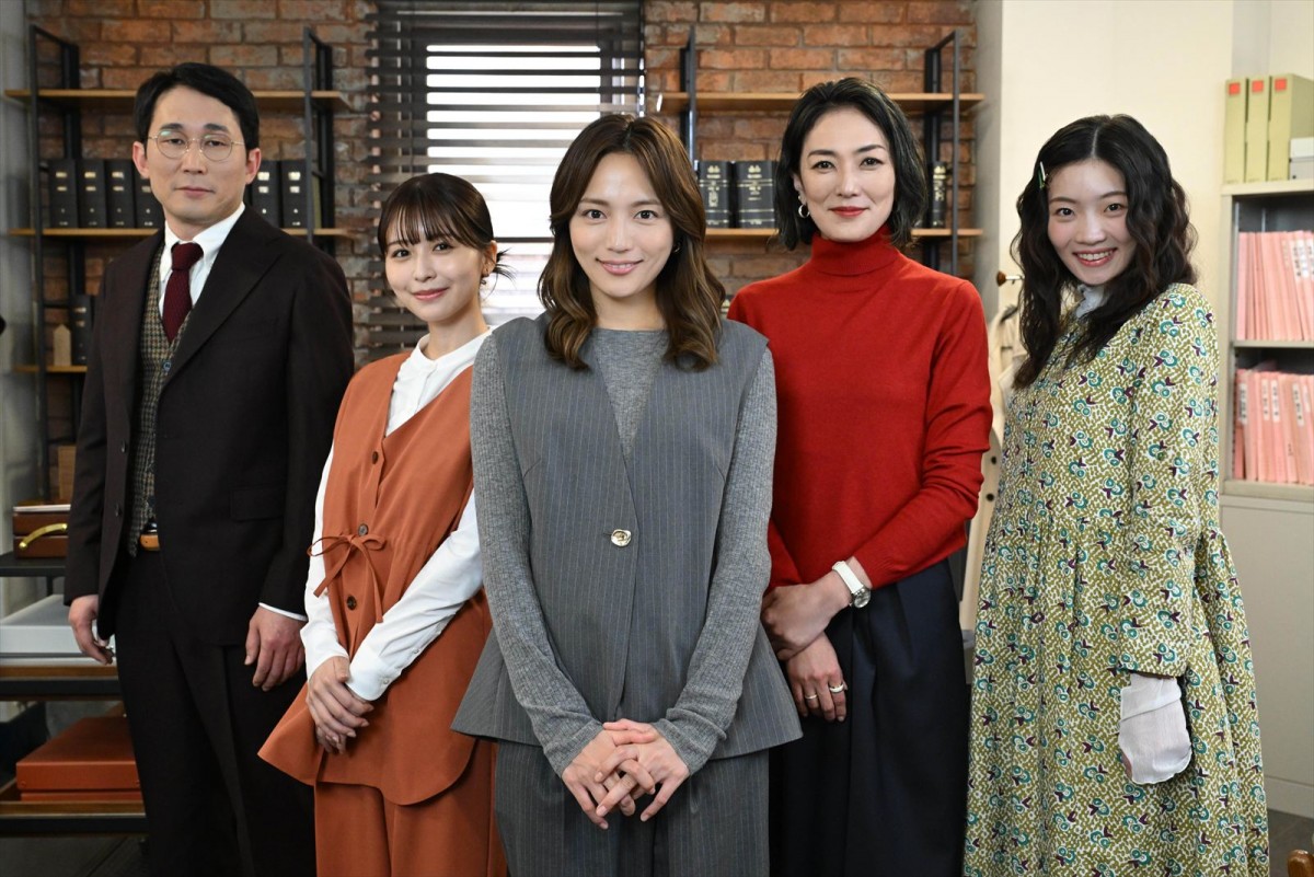ドラマ『アンサンブル』に出演する(左から)じろう(シソンヌ)、長濱ねる、川口春奈、板谷由夏、東野絢香