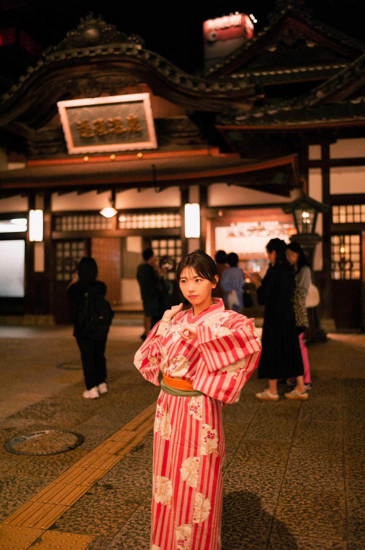 SNSフォロワー66万人超の注目の若手女優22歳、1st写真集　ドキッとするカットも