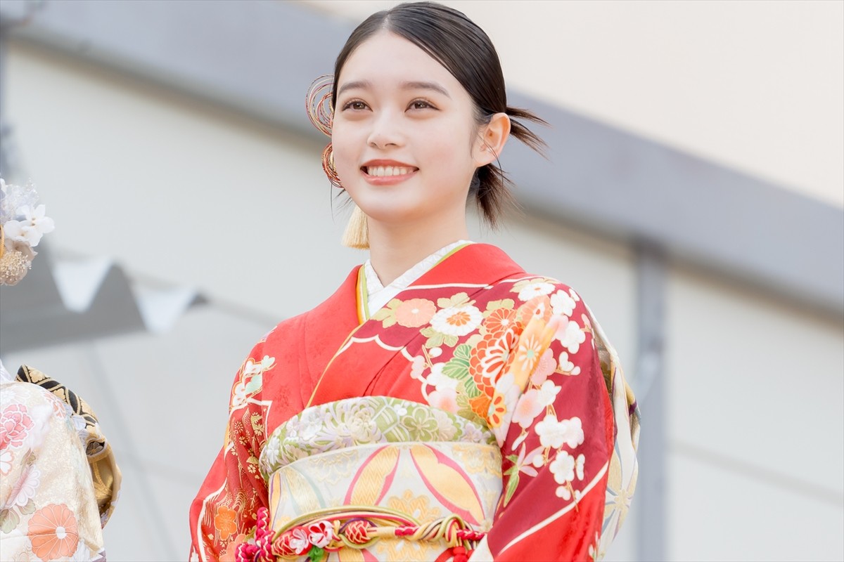 生見愛瑠、晴れ着姿で2024年の目標明かす　2023年は「焦っていた1年」