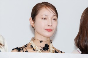 中村ゆりか、『チェイサーゲームW パワハラ上司は私の元カノ』記者会見に登場