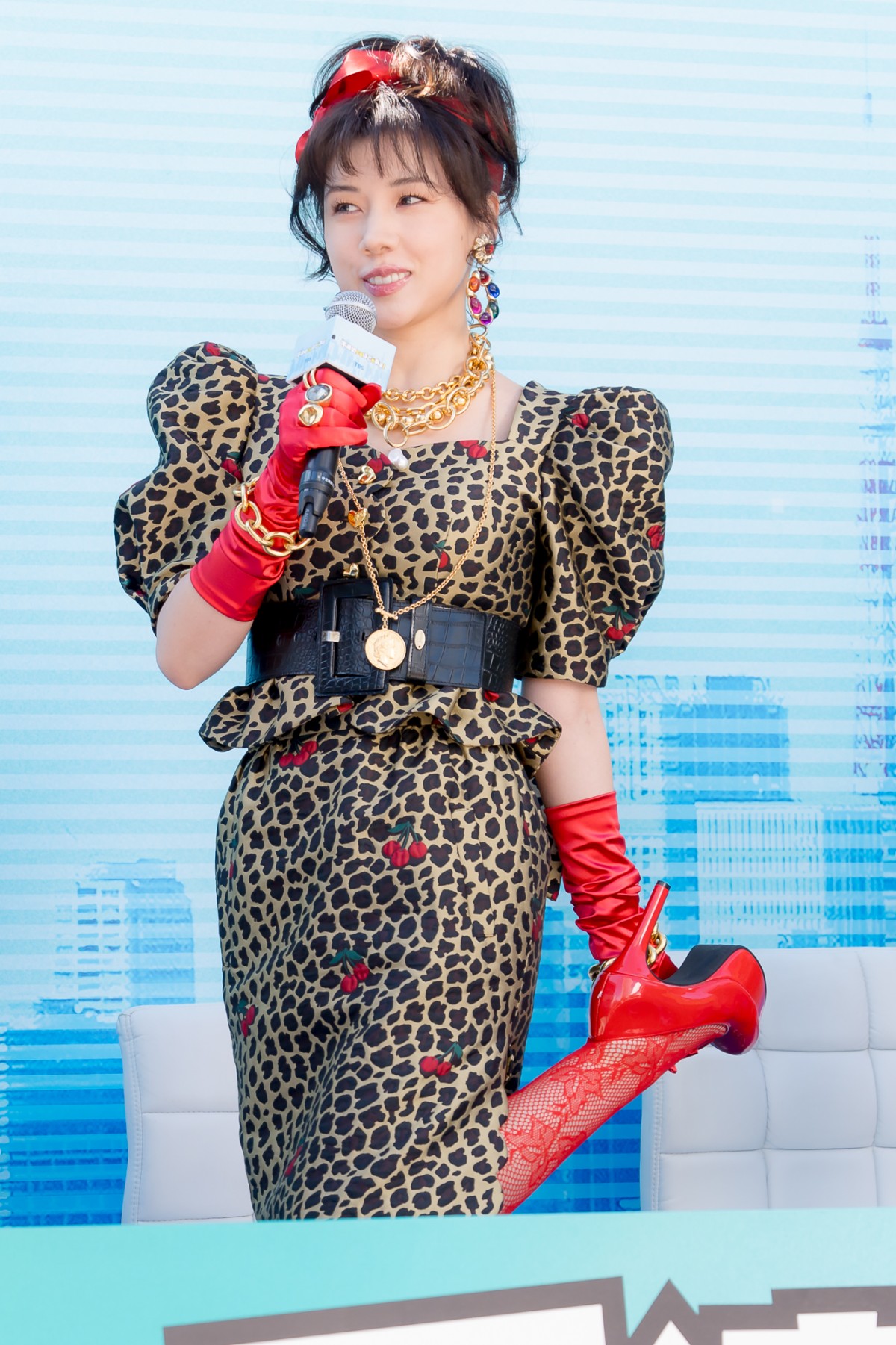 仲里依紗、昭和ファッション披露「肩パッドは控えめに2個」シングルマザー役への共感ポイントも明かす