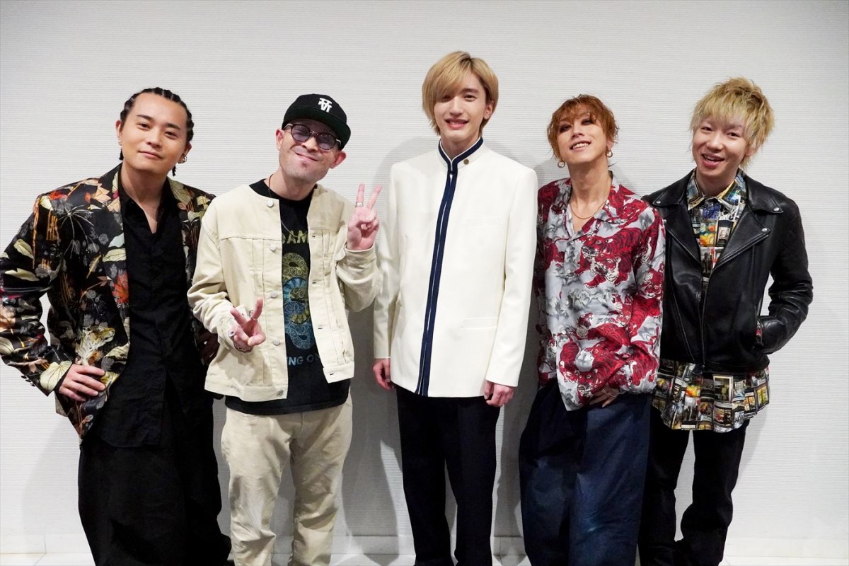 ドラマ『マルス-ゼロの革命-』主題歌を書き下ろしたSUPER BEAVERと主演の道枝駿佑(写真中央)