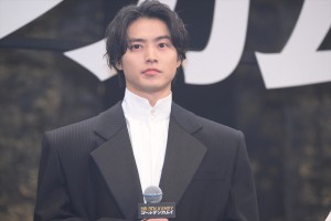 山崎賢人、映画『ゴールデンカムイ』完成披露舞台挨拶に登場